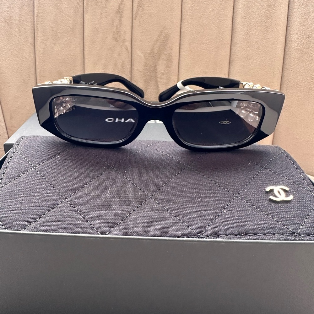 CHANEL Elegant Black Sunglasses